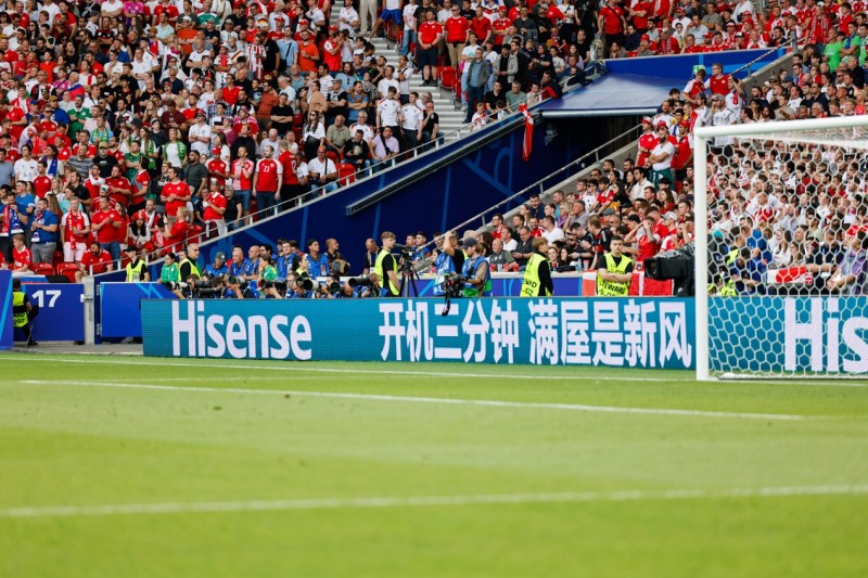  英超赛场现无人机抗议，呼吁放宽酒精销售限制  