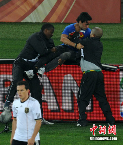  马赛德比战平局，双方球迷不满结果  