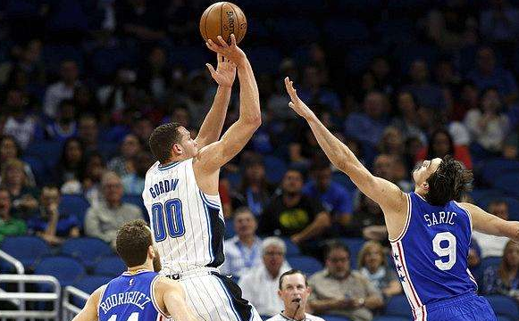  小瓦格纳28分，魔术爆冷击败76人  